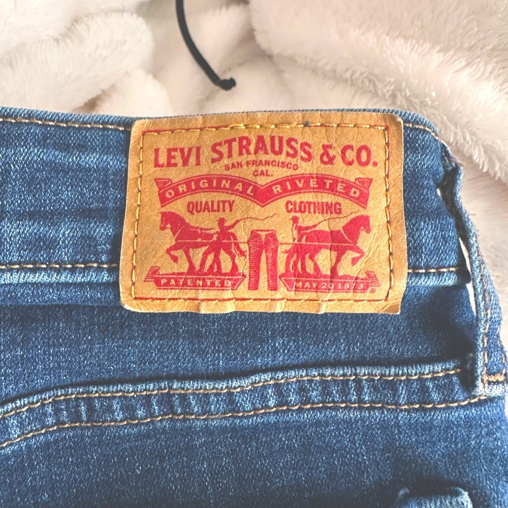 Barely worn dark skinny Levi jeans!! A booty booster Jean. Size 29 waist!